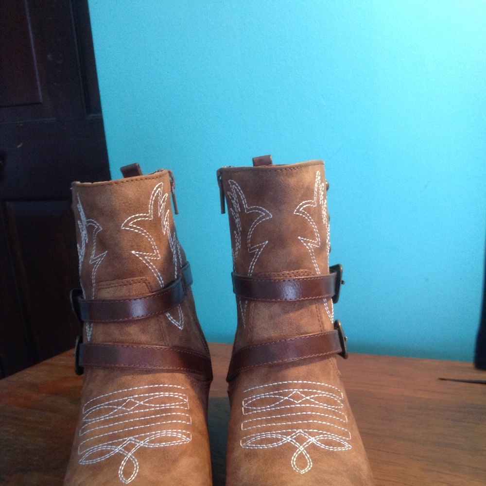 Boots - Picture 3 of 8